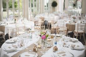 Ich weiss ja nicht wie es euch geht, also wir wollten ja unbedingt runde tische,die haben wir ja auch jetzt,traumhaft!!!10 personen passen an einem tisch. Tischdekoration Zur Hochzeit Runde Tische Vintage Braun Weiss Runde Tische Hochzeit Hochzeit Deko Tisch Hochzeitsempfang