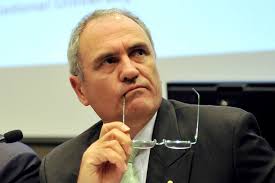 Former treasury head Ken Henry attacks political system in Canberra  conference