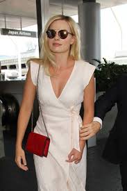 Beautiful Bronze Shades With A Pale Pink Linen Dress In 2020 Margot Robbie Outfit Margot Robbie Style Fashion