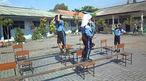 Perasaan, balok titian atau titian bambu, kursi. Permainan Olah Raga Berjalan Diatas Balok Titian Kelas 5 Sdn Perak Utara Iii 60 Youtube