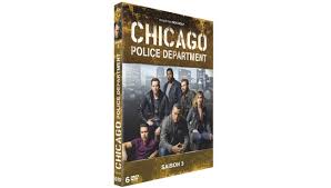 Le sergent hank voight dirige la brigade intelligence chargée de réprimer le crime organisé, le trafic de drogue et le meurtre dans la ville de chicago. Actualite Dvd Blu Ray Chicago Police Department Saison 3 Le 9 Mai En Coffret Dvd Cine Media Critiques Films Et Series Tests Dvd Et Blu Ray Actualites Cinema Et Tv