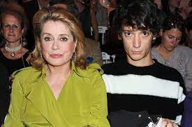 Voir plus d'idées sur le thème catherine monday vintage muse: Catherine Deneuve Et Son Petit Fils Igor