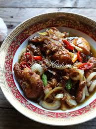 Lumuri ayam dengan garam, merica, gula, saus tiram, kecap asin, mushroom soy sauce, minyak wijen, air jahe, minyak goreng, dan tepung sagu. Ayam Goreng Halia Yang Sedap Azie Kitchen