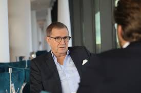 Meine frau besteht darauf, fügte jan hofer schmunzelnd hinzu. Guten Abend Meine Damen Und Herren Opium