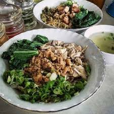Selain kangkung biasanya mie akan diberi tambahan irisan bakso, tauge, telur puyuh. Bakmi Nirwana Meruya