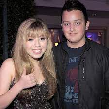 Wondering how the icarly reboot explains sam's absence? Icarly Reboot Producer Answers Fan Questions About Missing Cast Members Jenette Mccurdy And Noah Munck