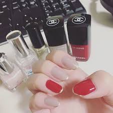 明け方にしこしことマニキュアを塗る セルフネイル ネイル 赤ネイル ネイルホリック シャネル chanel nail nailholic シンプルネイル グレージュ ヴェルニロングトゥニュ 爪 キャンメイク canmake nail polish nails polish