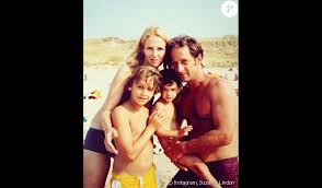 Suzanne lindon, fille de sandrine kiberlain et vincent lindon, est reconnaissante d'avoir grandi dans une famille aimante. Suzanne Lindon Fille De Sandrine Kiberlain Et Vincent Lindon Avec Ses Parents Et Son Demi Frere Pierre Photo Postee Le 8 Juillet 2014 Purepeople