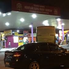 Akses ke stesen bas parit buntar boleh dicapai melalui teksi dan juga bas tempatan yang menuju ke terminal bas. Hentian Raya Ligne De Bus A Parit Buntar
