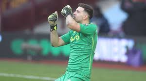 Emiliano martínez tuvo que ser retirado en camilla. Emiliano Martinez Le Da Razones A Scaloni Para Ser Titular As Argentina