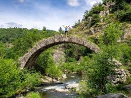 A La Conquete Des Merveilles A Voir En Ardeche Vacances Ardeche Ardeche Paysage France