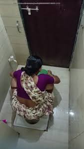 Aunty pissing - video 1 - ThisVid.com