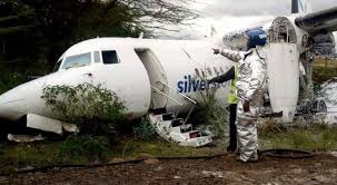 Terus terhempas.agaknya salah teknik melipat kot? Pesawat Penumpang Kenya Tersasar Landasan Ketika Berlepas