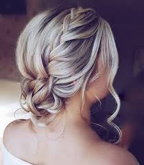 How should bridesmaids wear their hair? 50 Best Bridesmaid Hairstyle Ideas For Glamorous Women In 2020