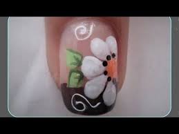 Al practicar pedicure en varón siga los pasos de la higienización y aplique tres o cuatro capas de brillo. Diseno De Unas Con Flor Blanca Facil De Hacer Decoracion De Unas Con Flor Pa Nail Essentials Pedicure Nail Designs