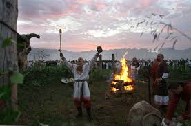 But because of the tilted axis, as each point on earth is carried on its daily trip around the rotating earth, the part of the trip spent in daylight (unshaded part of the drawing) and in the shadow (shaded) are. Przesilenie Letnie Swieta I Festiwale Przydatne Wskazowki I Ciekawe Informacje Na Kazdy Temat