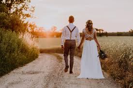 Wer eine zünftige hochzeit auf dem land feiern möchte, für den ist der vierseithof „schmetterlingsgarten im. Vintage Hochzeit In Scheune Mit Garten In Brandenburg Hochzeitsfotograf