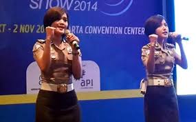 Hasil gambar untuk Picture polwan menyanyi