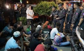 Selanjutnya, selembar jaring sintetis ditempatkan di dinding perut, tepatnya di lubang hernia tadi, untuk memperkuat celah dinding yang lemah dan mengurangi risiko hernia. Imigresen Serbu Pub Kelab Malam Di Sekitar Kk 62 Pati Ditahan Sabah Post