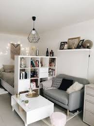 Bett im wohnzimmer ideen wohnzimmer zimmer schlafzimmer inspiration. Kleine Raumdeko Bett Im Wohnzimmer Minimalistische Wohnung Wohnung Dekoration Wohnung