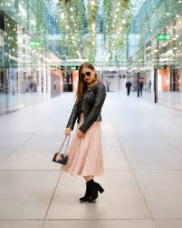Day Outfit Und Abend Look Rosa Plissee Rock Kombiniert Zu Schwarzer Lederjacke Und Stiefeletten Mit Blockabsatz Lederjacke Schwarz Outfit Faltenrock Outfit