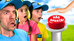 NÃO APERTE O BOTÃO NO ROBLOX COM MARCOS E LAURA