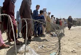 Bodies seen falling from planes all united states flights and evacuations from the hamid karzai international airport in kabul were suspended monday amid deadly chaos that saw desperate people swarming departing planes and even falling from airborne jets. Is2m7vh95 4tqm