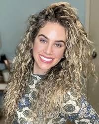 Robyn Leslie's Instagram, Twitter & Facebook