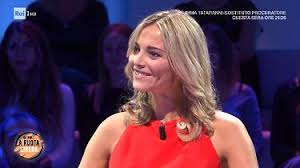 La giornalista e conduttrice piemontese ha ammesso di non essere riuscita a parlare con nessuno della rai, manifestando una. Da Noi A Ruota Libera Francesca Fialdini Batte Barbara D Urso Clamorosa Esultanza Della Conduttrice Libero Quotidiano
