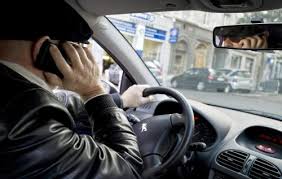 Le cabinet dehan schinazi avocats vous dit ce qui est autorisé au volant, ce qui est interdit, et ce que en 2014, une étude menée par l'université de strasbourg pour la fondation vinci autoroutes concluait que l'usage du téléphone au volant réduisait. Telephoner Au Volant Bientot Sanctionne Par La Suspension Du Permis