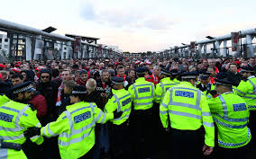 Diskutiert mit gleichgesinnten über euren lieblingsverein und sämtliche andere themen. Arsenal Supporters Left Unsafe As Cologne Fans Storm Emirates Stadium And Cause Hour Delay