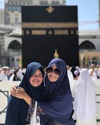 Gaya rock n roll wanita berhijab. 10 Gaya Tantri Kotak Saat Berhijab Tetap Rock N Roll