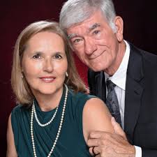 How do cats use litter boxes while traveling?