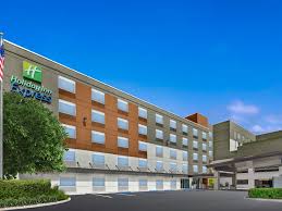 The holiday inn express was a bit more expensive, with rates starting at $113.05 for two beds, while prices at the holiday inn began at $107.40. Preisgunstige Holiday Inn Express Hotels Von Ihg In Boynton Beach
