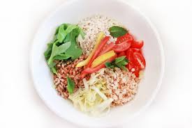Radunate le verdure in una capace. Negozio Leggero Insalata Mista Di Cereali Con Verdure Crude Negozio Leggero