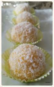 Bonjour Rien De Plus Simple Et De Plus Delicieux Que Ce Gateau Enrobe De Confiture Et Noix De Coco Ingre En 2020 Boule De Noix De Coco Boules Coco Gateau Noix
