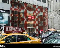 Image of Uniqlo store in Midtown Manhattan, NYC