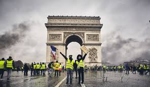 Plusieurs centaines de milliers d'euros seront nécessaires pour réparer les dégâts subis par l'arc de triomphe. Manifestation Des Gilets Jaunes Aux Champs Elysees