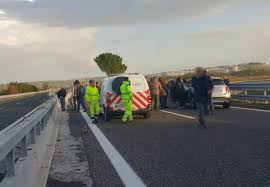 È quanto accaduto due chilometri dopo l'uscita di cerignola est (foggia),. Catene E Chiodi Per Bloccare L Autostrada Assalto A Portavalori Tra Cerignola Est E Canosa Chiusa L A14