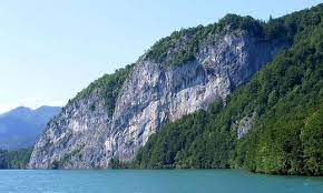 Der 25 jahre alte mann sei von der bei klippenspringern beliebten falkensteinwand aus etwa 40 metern höhe in den see gesprungen und nicht wieder aufgetaucht, sagte ein sprecher der wasserrettung salzburg. Urx2llxdpuk1vm