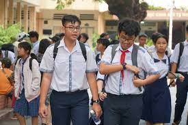 Tên trường không có chữ trung học để nhằm phân biệt với các trường trung học phổ thông trực. HÆ¡n 2 600 Thi Sinh Thi Mon Toan Vao Lá»›p 10 TrÆ°á»ng Phá»• Thong NÄƒng Khiáº¿u Bao Dan Tri