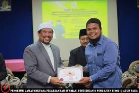 Seperti telah disebutkan, bahwa otonomi daerah atau desentralisasi berarti membuat bertambahnya pejabat di daerah. Ustaz Saiful Bahri Pejabat Agama Dungun Daerah Pertama Serah Sijil Pelantikan Jawatankuasa Masjid