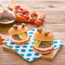 Secondi piatti peperoni ripieni di carne e salsiccia i peperoni ripieni di carne e salsiccia sono degli scrigni appetitosi e colorati farciti con macinato, salsiccia, pane raffermo, formaggio e uova. Pin Su Arte