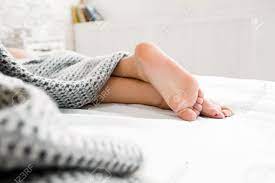 Eine alternative besteht darin, die decke abzuhängen, indem sie eine grundlattung direkt an der decke anschrauben und eine weitere lattung anbringen, die in einem bestimmten mindestabstand zur verteilung der decke befestigt wird. Schlafende Frau Fusse Unter Decke Schone Fusse Der Frau Unter Der Decke Auf Ihrem Bett Schlafen Schlafzimmer Im Hintergrund Konzentrieren Sie Sich Auf Schone Fusse Freiraum Lizenzfreie Fotos Bilder Und Stock Fotografie
