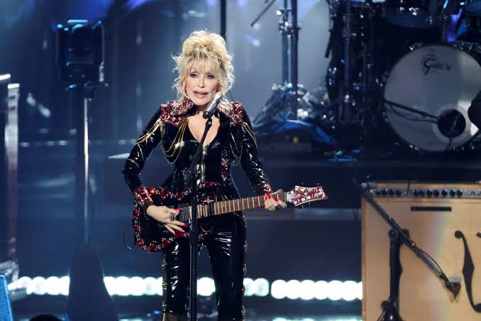 Điều gì khiến Dolly Parton được yêu đến vậy?