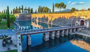 Peschiera del garda is a town and comune in the province of verona, in veneto, italy. Peschiera Venetien Italien De