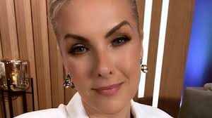 Chris Brown consegue ordem de restrição contra fã