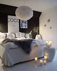 Decoration Chic Et Glamour Pour Cette Chambre Avec La Suspension Blanche Eos En Plumes Qui Allege La Piece Deco Chambre Chic Deco Chambre Noire Deco Chambre