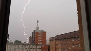 Temperatur, nederbörd (regn och snö), vind, lufttryck, luftfuktighet, sikt, solens uppgång och nedgång. Varsta Regn Och Askvadret Nyss Over Gavle Sa Jag Stack Ut Mobilen Genom Fonstret Och Tog En Bild Imgur