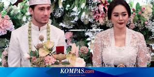 Rumah tangga aura kasih dan eryck amaral baru saja diterpa isu tak sedap. 4 Aura Kasih S Confession About Her Divorce With Eryck Amaral Page All Archyde